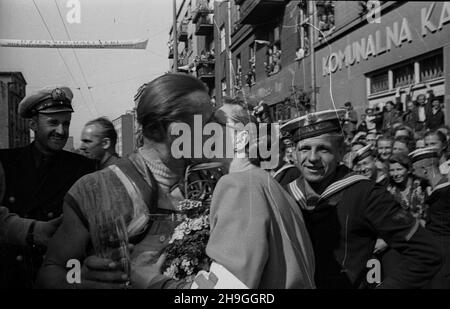 Gdynia, 1948-06-23. Siódmy w historii i drugi po II wojnie œwiatowej miêdzynarodowy wyœcig kolarski Tour de Pologne, zorganizowany przez Spó³dzielniê Wydawniczo-Oœwiatow¹ Czytelnik. NZ. zwyciêzca II etapu Olsztyn – Gdynia Wac³aw Wójcik (5:50:58 s.). uu PAP Gdynia, 23. Juni 1948. Das siebte in der Geschichte und das zweite nach dem Zweiten Weltkrieg internationale Radrennen Tour de Pologne, organisiert von Publishing and Educational Cooperative Czytelnik. Im Bild: Der Sieger der Etappe 2nd Olsztyn-Gdynia Waclaw Wojcik (5:50:58 s.). uu PAP Stockfoto