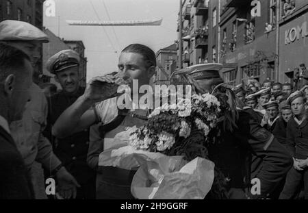 Gdynia, 1948-06-23. Siódmy w historii i drugi po II wojnie œwiatowej miêdzynarodowy wyœcig kolarski Tour de Pologne, zorganizowany przez Spó³dzielniê Wydawniczo-Oœwiatow¹ Czytelnik. NZ. zwyciêzca II etapu Olsztyn – Gdynia Wac³aw Wójcik (5:50:58 s.). uu PAP Gdynia, 23. Juni 1948. Das siebte in der Geschichte und das zweite nach dem Zweiten Weltkrieg internationale Radrennen Tour de Pologne, organisiert von Publishing and Educational Cooperative Czytelnik. Im Bild: Der Sieger der Etappe 2nd Olsztyn-Gdynia Waclaw Wojcik (5:50:58 s.). uu PAP Stockfoto