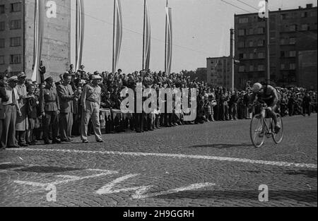 Gdynia, 1948-06-23. Siódmy w historii i drugi po II wojnie œwiatowej miêdzynarodowy wyœcig kolarski Tour de Pologne, zorganizowany przez Spó³dzielniê Wydawniczo-Oœwiatow¹ Czytelnik. Zwyciêzc¹ II etapu Olsztyn – Gdynia zosta³ Wac³aw Wójcik (5:50:58 s.). uu PAP Gdynia, 23. Juni 1948. Das siebte in der Geschichte und das zweite nach dem Zweiten Weltkrieg internationale Radrennen Tour de Pologne, organisiert von Publishing and Educational Cooperative Czytelnik. Waclaw Wojcik gewann 2nd die Etappe Olsztyn-Gdynia (5:50:58 s.) Stockfoto