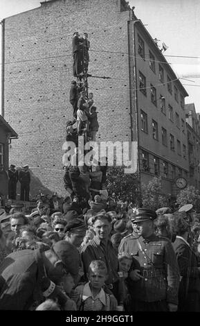 Gdynia, 1948-06-23. Siódmy w historii i drugi po II wojnie œwiatowej miêdzynarodowy wyœcig kolarski Tour de Pologne, zorganizowany przez Spó³dzielniê Wydawniczo-Oœwiatow¹ Czytelnik. Zwyciêzc¹ II etapu Olsztyn – Gdynia zosta³ Wac³aw Wójcik (5:50:58 s.). uu PAP Gdynia, 23. Juni 1948. Das siebte in der Geschichte und das zweite nach dem Zweiten Weltkrieg internationale Radrennen Tour de Pologne, organisiert von Publishing and Educational Cooperative Czytelnik. Waclaw Wojcik gewann 2nd die Etappe Olsztyn-Gdynia (5:50:58 s.) Stockfoto