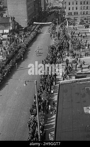 Gdynia, 1948-06-23. Siódmy w historii i drugi po II wojnie œwiatowej miêdzynarodowy wyœcig kolarski Tour de Pologne, zorganizowany przez Spó³dzielniê Wydawniczo-Oœwiatow¹ Czytelnik. Zwyciêzc¹ II etapu Olsztyn – Gdynia zosta³ Wac³aw Wójcik (5:50:58 s.). uu PAP Gdynia, 23. Juni 1948. Das siebte in der Geschichte und das zweite nach dem Zweiten Weltkrieg internationale Radrennen Tour de Pologne, organisiert von Publishing and Educational Cooperative Czytelnik. Waclaw Wojcik gewann 2nd die Etappe Olsztyn-Gdynia (5:50:58 s.) Stockfoto