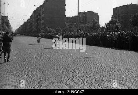 Gdynia, 1948-06-23. Siódmy w historii i drugi po II wojnie œwiatowej miêdzynarodowy wyœcig kolarski Tour de Pologne, zorganizowany przez Spó³dzielniê Wydawniczo-Oœwiatow¹ Czytelnik. Zwyciêzc¹ II etapu Olsztyn – Gdynia zosta³ Wac³aw Wójcik (5:50:58 s.). NZ. Zawodnicy na finiszu. uu PAP Gdynia, 23. Juni 1948. Das siebte in der Geschichte und das zweite nach dem Zweiten Weltkrieg internationale Radrennen Tour de Pologne, organisiert von Publishing and Educational Cooperative Czytelnik. Waclaw Wojcik gewann 2nd die Etappe Olsztyn-Gdynia (5:50:58 s.). Im Bild: Radfahrer an der Ziellinie. uu PAP Stockfoto