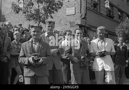 Gdynia, 1948-06-23. Siódmy w historii i drugi po II wojnie œwiatowej miêdzynarodowy wyœcig kolarski Tour de Pologne, zorganizowany przez Spó³dzielniê Wydawniczo-Oœwiatow¹ Czytelnik. Zwyciêzc¹ II etapu Olsztyn – Gdynia zosta³ Wac³aw Wójcik (5:50:58 s.). NZ. Fotoreporterzy czekaj¹ na zwyciêzców. uu PAP Gdynia, 23. Juni 1948. Das siebte in der Geschichte und das zweite nach dem Zweiten Weltkrieg internationale Radrennen Tour de Pologne, organisiert von Publishing and Educational Cooperative Czytelnik. Waclaw Wojcik gewann 2nd die Etappe Olsztyn-Gdynia (5:50:58 s.). Im Bild: Pressefotografen warten auf Th Stockfoto