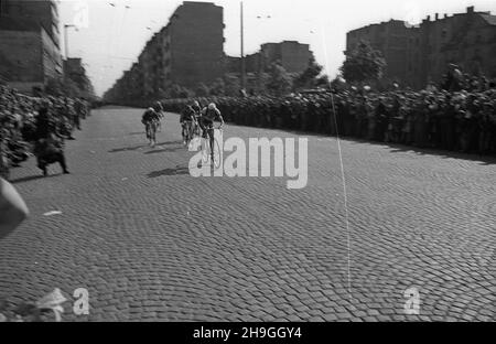 Gdynia, 1948-06-23. Siódmy w historii i drugi po II wojnie œwiatowej miêdzynarodowy wyœcig kolarski Tour de Pologne, zorganizowany przez Spó³dzielniê Wydawniczo-Oœwiatow¹ Czytelnik. Zwyciêzc¹ II etapu Olsztyn – Gdynia zosta³ Wac³aw Wójcik (5:50:58 s.). NZ. Zawodnicy na finiszu. uu PAP Gdynia, 23. Juni 1948. Das siebte in der Geschichte und das zweite nach dem Zweiten Weltkrieg internationale Radrennen Tour de Pologne, organisiert von Publishing and Educational Cooperative Czytelnik. Waclaw Wojcik gewann 2nd die Etappe Olsztyn-Gdynia (5:50:58 s.). Im Bild: Die Radfahrer am Ziel. uu PAP Stockfoto