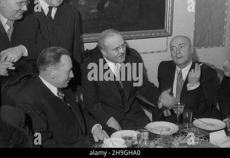 Warszawa, 1948-06-24. Konferenzcja Ministrów Spraw Zagranicznych oœmiu pañstw odnoœnie decyzji Konferenzcji Londyñskiej w krawie Niemiec. Do Warszawy przybyli: Wicepremier i Minister spraw zagranicznych ZSRR Wiaczes³aw Mo³otow, Minister spraw zagranicznych Republiki Wêgierskiej Erik Molnar, Minister spraw zagranicznych Federacyjnej Ludowej Republiki Jugos³awii Stanoje Simic, Minister spraw zagranicznych Republiki Czechos³owackiej Vladimir Clementis, Minister Pauspraw zagranicznych Rumuñskiej Ludzepnych war Minister Anna pauwicznych Bu³garskiej Stockfoto