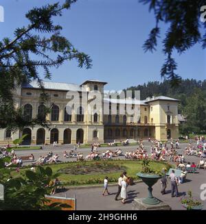 Krynica-Zdrój 08,1987. Szpital Uzdrowiskowy Stary Dom Zdrojowy zbudowany w 1889 r. wg projectu Juliana Niedzielskiego i Jana Zawiejskiego w stylu neorenesansu przy alei im. In¿. Leona Nowotarskiego 2. uu PAP/Jerzy Ochoñski Dok³adny dzieñ wydarzenia nieustalony. Krynica-Zdroj August 1987. Das Kurkrankenhaus Old Spa House (Stary Dom Zdrojowy) wurde 1889 nach dem Entwurf von Julian Niedzielski und Jan Zawiejski im neoklassischen Stil an der Avenue Leon Nowotarski 2 erbaut. uu PAP/Jerzy Ochonski Veranstaltungsdatum unbekannt. Stockfoto