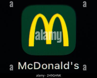 Villingen Schwenningen, Deutschland. 07th Dez 2021. Die McDonald's App wird auf dem Display eines iPhone SE angezeigt. Kredit: Silas Stein/dpa/Alamy Live Nachrichten Stockfoto