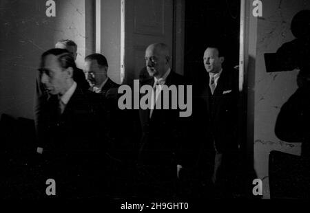 Warszawa, 1948-06-24. Konferenzcja Ministrów Spraw Zagranicznych oœmiu pañstw odnoœnie decyzji Konferenzcji Londyñskiej w krawie Niemiec. Do Warszawy przybyli: Wicepremier i Minister spraw zagranicznych ZSRR Wiaczes³aw Mo³otow, Minister spraw zagranicznych Republiki Wêgierskiej Erik Molnar, Minister spraw zagranicznych Federacyjnej Ludowej Republiki Jugos³awii Stanoje Simic, Minister spraw zagranicznych Republiki Czechos³owackiej Vladimir Clementis, Minister Pauspraw zagranicznych Rumuñskiej Ludzepnych war Minister Anna pauwicznych Bu³garskiej Stockfoto