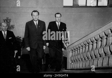 Warszawa, 1948-06-24. Konferenzcja Ministrów Spraw Zagranicznych oœmiu pañstw odnoœnie decyzji Konferenzcji Londyñskiej w krawie Niemiec. Do Warszawy przybyli: Wicepremier i Minister spraw zagranicznych ZSRR Wiaczes³aw Mo³otow, Minister spraw zagranicznych Republiki Wêgierskiej Erik Molnar, Minister spraw zagranicznych Federacyjnej Ludowej Republiki Jugos³awii Stanoje Simic, Minister spraw zagranicznych Republiki Czechos³owackiej Vladimir Clementis, Minister Pauspraw zagranicznych Rumuñskiej Ludzepnych war Minister Anna pauwicznych Bu³garskiej Stockfoto