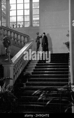 Warszawa, 1948-06-24. Konferenzcja Ministrów Spraw Zagranicznych oœmiu pañstw odnoœnie decyzji Konferenzcji Londyñskiej w krawie Niemiec. Do Warszawy przybyli: Wicepremier i Minister spraw zagranicznych ZSRR Wiaczes³aw Mo³otow, Minister spraw zagranicznych Republiki Wêgierskiej Erik Molnar, Minister spraw zagranicznych Federacyjnej Ludowej Republiki Jugos³awii Stanoje Simic, Minister spraw zagranicznych Republiki Czechos³owackiej Vladimir Clementis, Minister Pauspraw zagranicznych Rumuñskiej Ludzepnych war Minister Anna pauwicznych Bu³garskiej Stockfoto