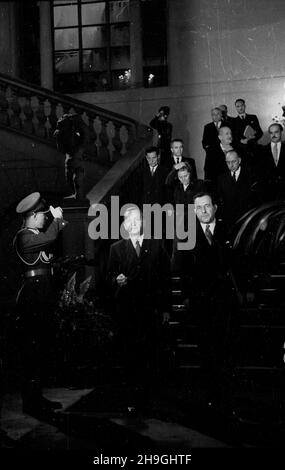 Warszawa, 1948-06-24. Konferenzcja Ministrów Spraw Zagranicznych oœmiu pañstw odnoœnie decyzji Konferenzcji Londyñskiej w krawie Niemiec. Do Warszawy przybyli: Wicepremier i Minister spraw zagranicznych ZSRR Wiaczes³aw Mo³otow, Minister spraw zagranicznych Republiki Wêgierskiej Erik Molnar, Minister spraw zagranicznych Federacyjnej Ludowej Republiki Jugos³awii Stanoje Simic, Minister spraw zagranicznych Republiki Czechos³owackiej Vladimir Clementis, Minister Pauspraw zagranicznych Rumuñskiej Ludzepnych war Minister Anna pauwicznych Bu³garskiej Stockfoto