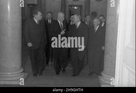 Warszawa, 1948-06-24. Konferenzcja Ministrów Spraw Zagranicznych oœmiu pañstw odnoœnie decyzji Konferenzcji Londyñskiej w krawie Niemiec. Do Warszawy przybyli: Wicepremier i Minister spraw zagranicznych ZSRR Wiaczes³aw Mo³otow, Minister spraw zagranicznych Republiki Wêgierskiej Erik Molnar, Minister spraw zagranicznych Federacyjnej Ludowej Republiki Jugos³awii Stanoje Simic, Minister spraw zagranicznych Republiki Czechos³owackiej Vladimir Clementis, Minister Pauspraw zagranicznych Rumuñskiej Ludzepnych war Minister Anna pauwicznych Bu³garskiej Stockfoto