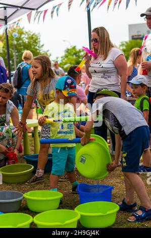 POZNAN, POLEN - 09. Juni 2018: Eine vertikale Aufnahme von Kindern, die in Poznan, Polen, mit Wasser und Gewehren spielen Stockfoto