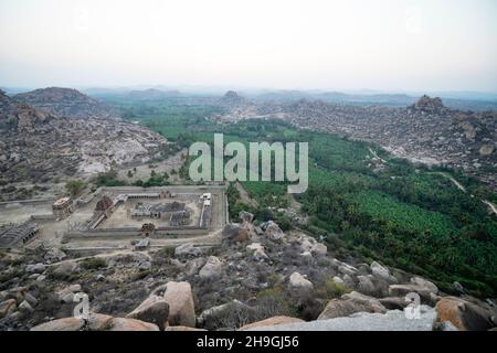 Achyutaraya Temple Complex Blick vom Matanga Hill, Hampi, Karnataka, Indien. UNESCO-Weltkulturerbe Stockfoto