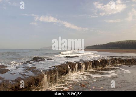 Blick auf den Strand von Velas. Berühmt als Olive Ridley-Schildkröte-Brutstätte an der Westküste Indiens. Ratnagiri, Maharashtra, Indien Stockfoto