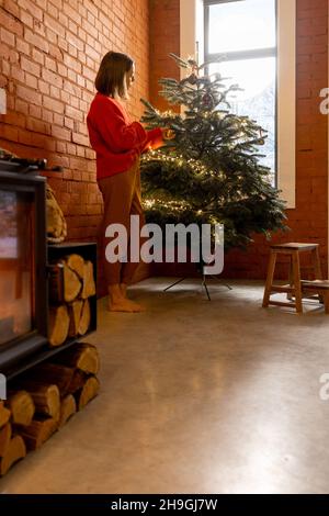 Gemütliches Wohnzimmer Interieur mit Frau Dekoration Weihnachtsbaum Stockfoto