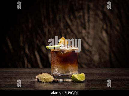 Cuba Libre Cocktail mit Cola, Limette und Eis im Glas, kaltem Longdrink oder Limonade Stockfoto