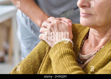 Nahaufnahme einer älteren Frau, die die Hand der Krankenschwester hält und die Unterstützung von ihr spürt Stockfoto