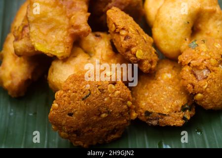 KERALA TEE SNACK PAZHAMPORI UZHUNNUVADA PARIPPUVADA STOCK IMAGES Stockfoto