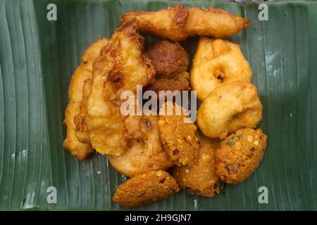 KERALA TEE SNACK PAZHAMPORI UZHUNNUVADA PARIPPUVADA STOCK IMAGES Stockfoto