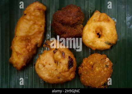 KERALA TEE SNACK PAZHAMPORI UZHUNNUVADA PARIPPUVADA STOCK IMAGES Stockfoto