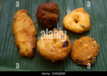 KERALA TEE SNACK PAZHAMPORI UZHUNNUVADA PARIPPUVADA STOCK IMAGES Stockfoto