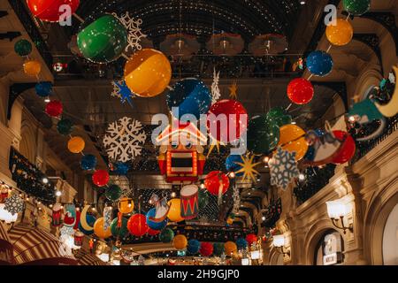 Nussknacker, Winterschneeflocken und Granaten hängen im historischen russischen Einkaufszentrum GUM. Weihnachtsmärchen in Moskau Stockfoto