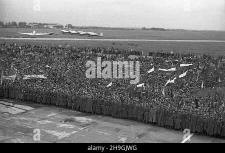 Warszawa, 1948-06-25. Konferenzcja Ministrów Spraw Zagranicznych oœmiu pañstw odnoœnie decyzji Konferenzcji Londyñskiej w krawie Niemiec. Do Warszawy przybyli: Wicepremier i Minister spraw zagranicznych ZSRR Wiaczes³aw Mo³otow, Minister spraw zagranicznych Republiki Wêgierskiej Erik Molnar, Minister spraw zagranicznych Federacyjnej Ludowej Republiki Jugos³awii Stanoje Simic, Minister spraw zagranicznych Republiki Czechos³owackiej Vladimir Clementis, Minister Pauspraw zagranicznych Rumuñskiej Ludzepnych war Minister Anna pauwicznych Bu³garskiej Stockfoto