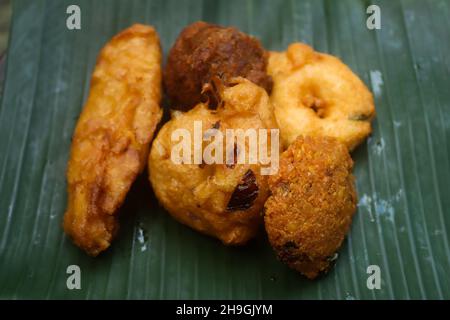 KERALA TEE SNACK PAZHAMPORI UZHUNNUVADA PARIPPUVADA STOCK IMAGES Stockfoto