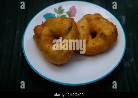 KERALA TEE SNACK PAZHAMPORI UZHUNNUVADA PARIPPUVADA STOCK IMAGES Stockfoto