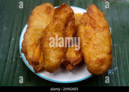 KERALA TEE SNACK PAZHAMPORI UZHUNNUVADA PARIPPUVADA STOCK IMAGES Stockfoto