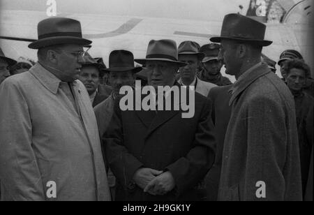 Warszawa, 1948-06-25. Konferenzcja Ministrów Spraw Zagranicznych oœmiu pañstw odnoœnie decyzji Konferenzcji Londyñskiej w krawie Niemiec. Do Warszawy przybyli: Wicepremier i Minister spraw zagranicznych ZSRR Wiaczes³aw Mo³otow, Minister spraw zagranicznych Republiki Wêgierskiej Erik Molnar, Minister spraw zagranicznych Federacyjnej Ludowej Republiki Jugos³awii Stanoje Simic, Minister spraw zagranicznych Republiki Czechos³owackiej Vladimir Clementis, Minister Pauspraw zagranicznych Rumuñskiej Ludzepnych war Minister Anna pauwicznych Bu³garskiej Stockfoto