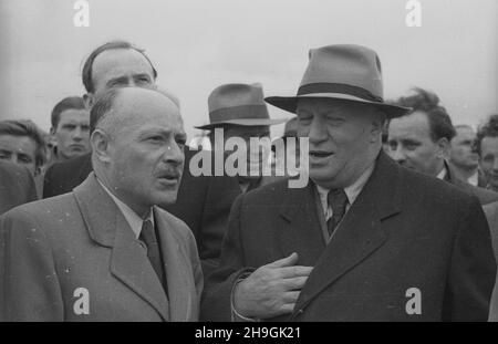 Warszawa, 1948-06-25. Konferenzcja Ministrów Spraw Zagranicznych oœmiu pañstw odnoœnie decyzji Konferenzcji Londyñskiej w krawie Niemiec. Do Warszawy przybyli: Wicepremier i Minister spraw zagranicznych ZSRR Wiaczes³aw Mo³otow, Minister spraw zagranicznych Republiki Wêgierskiej Erik Molnar, Minister spraw zagranicznych Federacyjnej Ludowej Republiki Jugos³awii Stanoje Simic, Minister spraw zagranicznych Republiki Czechos³owackiej Vladimir Clementis, Minister Pauspraw zagranicznych Rumuñskiej Ludzepnych war Minister Anna pauwicznych Bu³garskiej Stockfoto