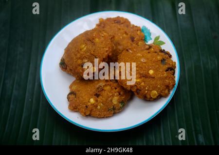 KERALA TEE SNACK PAZHAMPORI UZHUNNUVADA PARIPPUVADA STOCK IMAGES Stockfoto