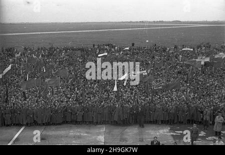 Warszawa, 1948-06-25. Konferenzcja Ministrów Spraw Zagranicznych oœmiu pañstw odnoœnie decyzji Konferenzcji Londyñskiej w krawie Niemiec. Do Warszawy przybyli: Wicepremier i Minister spraw zagranicznych ZSRR Wiaczes³aw Mo³otow, Minister spraw zagranicznych Republiki Wêgierskiej Erik Molnar, Minister spraw zagranicznych Federacyjnej Ludowej Republiki Jugos³awii Stanoje Simic, Minister spraw zagranicznych Republiki Czechos³owackiej Vladimir Clementis, Minister Pauspraw zagranicznych Rumuñskiej Ludzepnych war Minister Anna pauwicznych Bu³garskiej Stockfoto