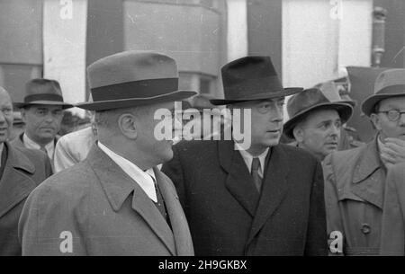 Warszawa, 1948-06-25. Konferenzcja Ministrów Spraw Zagranicznych oœmiu pañstw odnoœnie decyzji Konferenzcji Londyñskiej w krawie Niemiec. Do Warszawy przybyli: Wicepremier i Minister spraw zagranicznych ZSRR Wiaczes³aw Mo³otow, Minister spraw zagranicznych Republiki Wêgierskiej Erik Molnar, Minister spraw zagranicznych Federacyjnej Ludowej Republiki Jugos³awii Stanoje Simic, Minister spraw zagranicznych Republiki Czechos³owackiej Vladimir Clementis, Minister Pauspraw zagranicznych Rumuñskiej Ludzepnych war Minister Anna pauwicznych Bu³garskiej Stockfoto