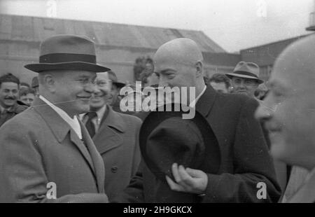 Warszawa, 1948-06-25. Konferenzcja Ministrów Spraw Zagranicznych oœmiu pañstw odnoœnie decyzji Konferenzcji Londyñskiej w krawie Niemiec. Do Warszawy przybyli: Wicepremier i Minister spraw zagranicznych ZSRR Wiaczes³aw Mo³otow, Minister spraw zagranicznych Republiki Wêgierskiej Erik Molnar, Minister spraw zagranicznych Federacyjnej Ludowej Republiki Jugos³awii Stanoje Simic, Minister spraw zagranicznych Republiki Czechos³owackiej Vladimir Clementis, Minister Pauspraw zagranicznych Rumuñskiej Ludzepnych war Minister Anna pauwicznych Bu³garskiej Stockfoto