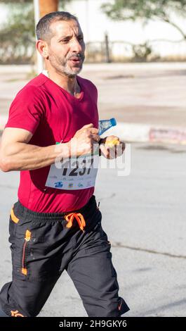 El Madher, Batna, Algerien - 12-04-2021: Läufer, die nach 22 km von Batna City nach El Madher Ci um den Sieg beim Medghacen International Marathon kämpfen Stockfoto