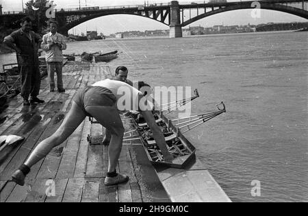 Warszawa, 1948-06-27. Regaty na Wiœle zorganizowane z okazji jubileuszu siedemdziesiêciolecia istnienia Warszawskiego Towarzystwa Wioœlarskiego. W obchodach wziêli udzia³ m.in. prezes WTW Jerzy Loth jako jeden z sêdziów zawodów obok S. Kopczyñskiego i S. Architówny. uu PAP Warschau, 27. Juni 1948. Eine Regatta auf der Weichsel, die anlässlich des 70th. Jahrestages der Warschauer Rudergesellschaft (WTW) organisiert wurde. WTW-Präsident Jerzy Loth war Richter bei der Veranstaltung, zusammen mit S. Kopczynskiego und S. Architowna. uu PAP Stockfoto