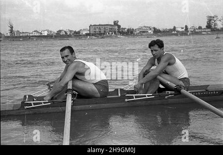 Warszawa, 1948-06-27. Regaty na Wiœle zorganizowane z okazji jubileuszu siedemdziesiêciolecia istnienia Warszawskiego Towarzystwa Wioœlarskiego. W obchodach wziêli udzia³ m.in. prezes WTW Jerzy Loth jako jeden z sêdziów zawodów obok S. Kopczyñskiego i S. Architówny. NZ. Zawodnicy dwójki mêskiej wyœcigowej. uu PAP Warschau, 27. Juni 1948. Eine Regatta auf der Weichsel, die anlässlich des 70th. Jahrestages der Warschauer Rudergesellschaft (WTW) organisiert wurde. WTW-Präsident Jerzy Loth war Richter bei der Veranstaltung, zusammen mit S. Kopczynskiego und S. Architowna. Bild: Ein Männerpaar. uu PAP Stockfoto