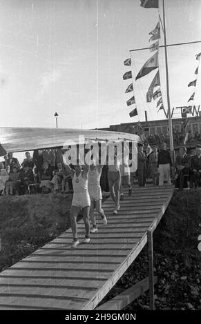 Warszawa, 1948-06-27. Regaty na Wiœle zorganizowane z okazji jubileuszu siedemdziesiêciolecia istnienia Warszawskiego Towarzystwa Wioœlarskiego. W obchodach wziêli udzia³ m.in. prezes WTW Jerzy Loth jako jeden z sêdziów zawodów obok S. Kopczyñskiego i S. Architówny. NZ. czwórka mêska. uu PAP Warschau, 27. Juni 1948. Eine Regatta auf der Weichsel, die anlässlich des 70th. Jahrestages der Warschauer Rudergesellschaft (WTW) organisiert wurde. WTW-Präsident Jerzy Loth war Richter bei der Veranstaltung, zusammen mit S. Kopczynskiego und S. Architowna. Abgebildet: Vier Männer. uu PAP Stockfoto