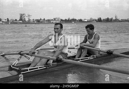 Warszawa, 1948-06-27. Regaty na Wiœle zorganizowane z okazji jubileuszu siedemdziesiêciolecia istnienia Warszawskiego Towarzystwa Wioœlarskiego. W obchodach wziêli udzia³ m.in. prezes WTW Jerzy Loth jako jeden z sêdziów zawodów obok S. Kopczyñskiego i S. Architówny. NZ. Zawodnicy dwójki mêskiej wyœcigowej. uu PAP Warschau, 27. Juni 1948. Eine Regatta auf der Weichsel, die anlässlich des 70th. Jahrestages der Warschauer Rudergesellschaft (WTW) organisiert wurde. WTW-Präsident Jerzy Loth war Richter bei der Veranstaltung, zusammen mit S. Kopczynskiego und S. Architowna. Bild: Ein Männerpaar. uu PAP Stockfoto