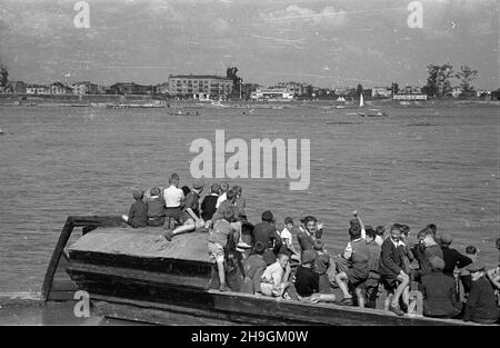 Warszawa, 1948-06-27. Regaty na Wiœle zorganizowane z okazji jubileuszu siedemdziesiêciolecia istnienia Warszawskiego Towarzystwa Wioœlarskiego. W obchodach wziêli udzia³ m.in. prezes WTW Jerzy Loth jako jeden z sêdziów zawodów obok S. Kopczyñskiego i S. Architówny. uu PAP Warschau, 27. Juni 1948. Eine Regatta auf der Weichsel, die anlässlich des 70th. Jahrestages der Warschauer Rudergesellschaft (WTW) organisiert wurde. WTW-Präsident Jerzy Loth war Richter bei der Veranstaltung, zusammen mit S. Kopczynskiego und S. Architowna. uu PAP Stockfoto