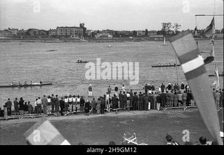 Warszawa, 1948-06-27. Regaty na Wiœle zorganizowane z okazji jubileuszu siedemdziesiêciolecia istnienia Warszawskiego Towarzystwa Wioœlarskiego. W obchodach wziêli udzia³ m.in. prezes WTW Jerzy Loth jako jeden z sêdziów zawodów obok S. Kopczyñskiego i S. Architówny. uu PAP Warschau, 27. Juni 1948. Eine Regatta auf der Weichsel, die anlässlich des 70th. Jahrestages der Warschauer Rudergesellschaft (WTW) organisiert wurde. WTW-Präsident Jerzy Loth war Richter bei der Veranstaltung, zusammen mit S. Kopczynskiego und S. Architowna. uu PAP Stockfoto