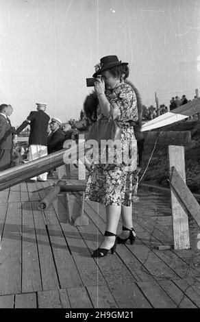 Warszawa, 1948-06-27. Regaty na Wiœle zorganizowane z okazji jubileuszu siedemdziesiêciolecia istnienia Warszawskiego Towarzystwa Wioœlarskiego. W obchodach wziêli udzia³ m.in. prezes WTW Jerzy Loth jako jeden z sêdziów zawodów obok S. Kopczyñskiego i S. Architówny. uu PAP Warschau, 27. Juni 1948. Eine Regatta auf der Weichsel, die anlässlich des 70th. Jahrestages der Warschauer Rudergesellschaft (WTW) organisiert wurde. WTW-Präsident Jerzy Loth war Richter bei der Veranstaltung, zusammen mit S. Kopczynskiego und S. Architowna. uu PAP Stockfoto