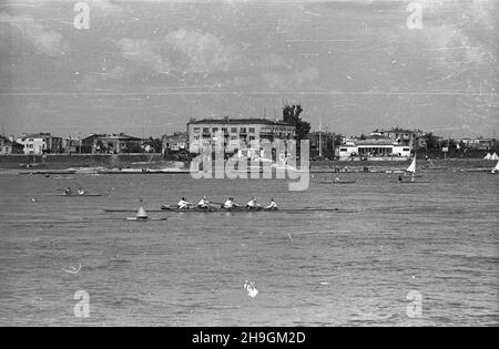 Warszawa, 1948-06-27. Regaty na Wiœle zorganizowane z okazji jubileuszu siedemdziesiêciolecia istnienia Warszawskiego Towarzystwa Wioœlarskiego. W obchodach wziêli udzia³ m.in. prezes WTW Jerzy Loth jako jeden z sêdziów zawodów obok S. Kopczyñskiego i S. Architówny. uu PAP Warschau, 27. Juni 1948. Eine Regatta auf der Weichsel, die anlässlich des 70th. Jahrestages der Warschauer Rudergesellschaft (WTW) organisiert wurde. WTW-Präsident Jerzy Loth war Richter bei der Veranstaltung, zusammen mit S. Kopczynskiego und S. Architowna. uu PAP Stockfoto