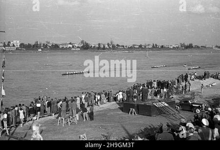 Warszawa, 1948-06-27. Regaty na Wiœle zorganizowane z okazji jubileuszu siedemdziesiêciolecia istnienia Warszawskiego Towarzystwa Wioœlarskiego. W obchodach wziêli udzia³ m.in. prezes WTW Jerzy Loth jako jeden z sêdziów zawodów obok S. Kopczyñskiego i S. Architówny. NZ. przystañ WTW. uu PAP Warschau, 27. Juni 1948. Eine Regatta auf der Weichsel, die anlässlich des 70th. Jahrestages der Warschauer Rudergesellschaft (WTW) organisiert wurde. WTW-Präsident Jerzy Loth war Richter bei der Veranstaltung, zusammen mit S. Kopczynskiego und S. Architowna. Bild: WTW Marina. uu PAP Stockfoto