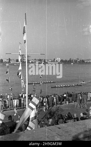 Warszawa, 1948-06-27. Regaty na Wiœle zorganizowane z okazji jubileuszu siedemdziesiêciolecia istnienia Warszawskiego Towarzystwa Wioœlarskiego. W obchodach wziêli udzia³ m.in. prezes WTW Jerzy Loth jako jeden z sêdziów zawodów obok S. Kopczyñskiego i S. Architówny. NZ. przystañ WTW. uu PAP Warschau, 27. Juni 1948. Eine Regatta auf der Weichsel, die anlässlich des 70th. Jahrestages der Warschauer Rudergesellschaft (WTW) organisiert wurde. WTW-Präsident Jerzy Loth war Richter bei der Veranstaltung, zusammen mit S. Kopczynskiego und S. Architowna. Bild: WTW Marina. uu PAP Stockfoto