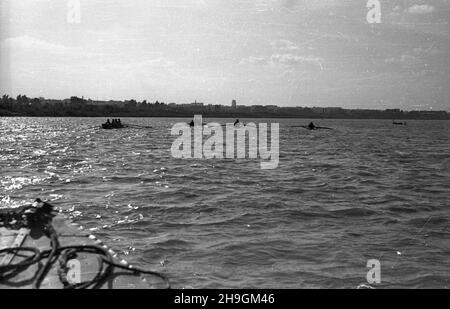 Warszawa, 1948-06-27. Regaty na Wiœle zorganizowane z okazji jubileuszu siedemdziesiêciolecia istnienia Warszawskiego Towarzystwa Wioœlarskiego. W obchodach wziêli udzia³ m.in. prezes WTW Jerzy Loth jako jeden z sêdziów zawodów obok S. Kopczyñskiego i S. Architówny. uu PAP Warschau, 27. Juni 1948. Eine Regatta auf der Weichsel, die anlässlich des 70th. Jahrestages der Warschauer Rudergesellschaft (WTW) organisiert wurde. WTW-Präsident Jerzy Loth war Richter bei der Veranstaltung, zusammen mit S. Kopczynskiego und S. Architowna. uu PAP Stockfoto