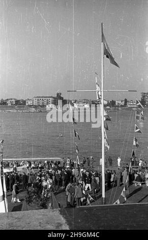 Warszawa, 1948-06-27. Regaty na Wiœle zorganizowane z okazji jubileuszu siedemdziesiêciolecia istnienia Warszawskiego Towarzystwa Wioœlarskiego. W obchodach wziêli udzia³ m.in. prezes WTW Jerzy Loth jako jeden z sêdziów zawodów obok S. Kopczyñskiego i S. Architówny. NZ. przystañ WTW. uu PAP Warschau, 27. Juni 1948. Eine Regatta auf der Weichsel, die anlässlich des 70th. Jahrestages der Warschauer Rudergesellschaft (WTW) organisiert wurde. WTW-Präsident Jerzy Loth war Richter bei der Veranstaltung, zusammen mit S. Kopczynskiego und S. Architowna. Bild: WTW Marina. uu PAP Stockfoto